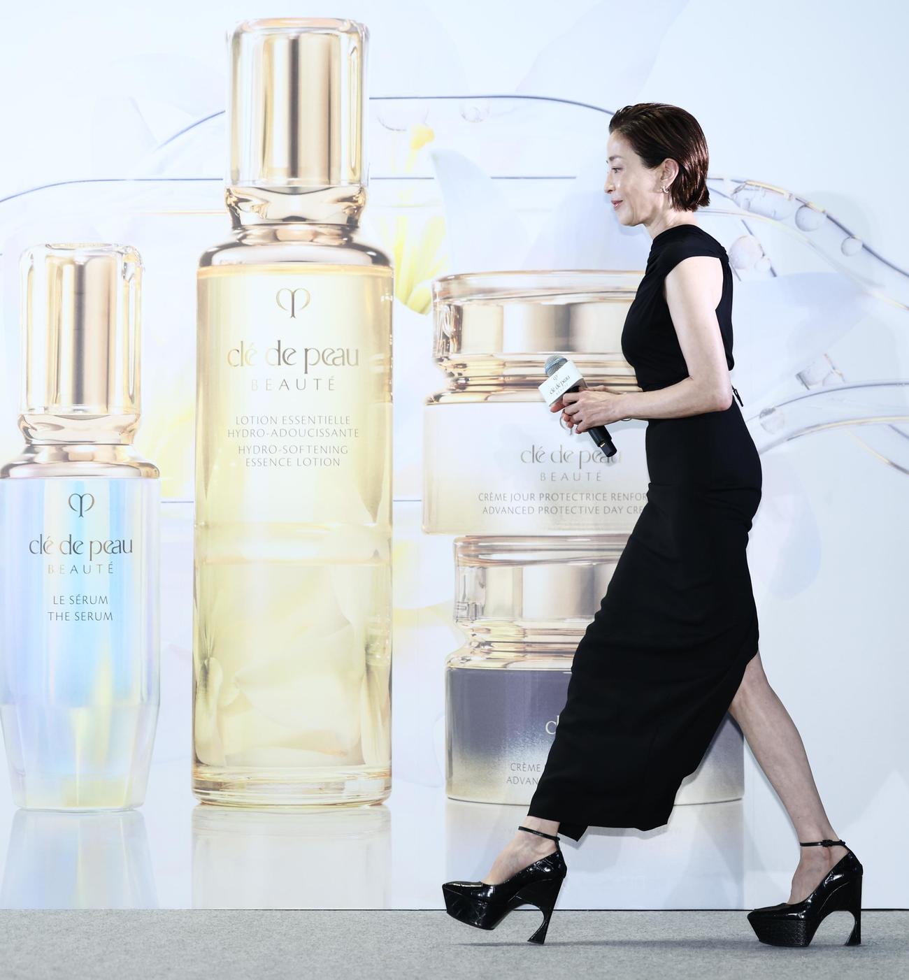 ステージに上がる宮沢りえ（撮影・河田真司）