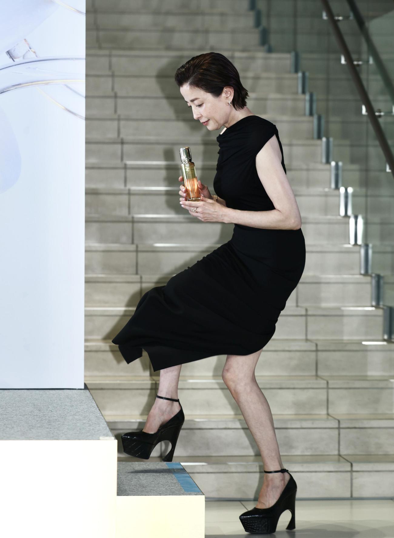 フォトセッションでステージに上がる宮沢りえ（撮影・河田真司）