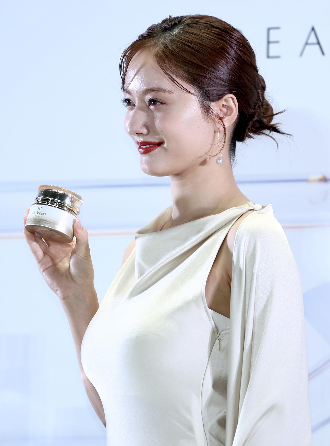 フォトコールに臨む谷まりあ（撮影・河田真司）