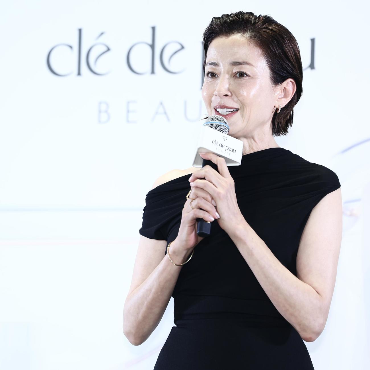 あいさつする「クレ・ド・ポー　ボーテ」ジャパンアンバサダーの宮沢りえ（撮影・河田真司）