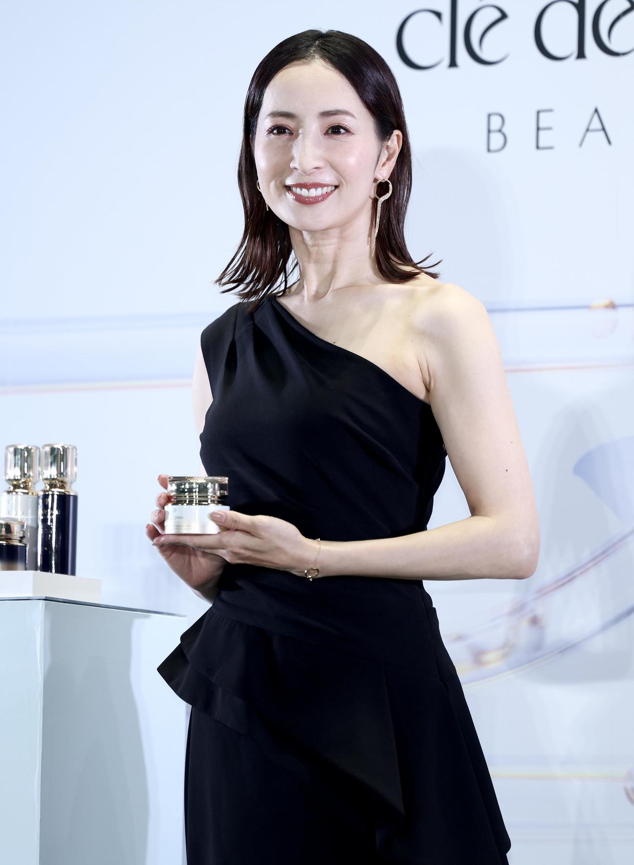 フォトコールに臨む真飛聖（撮影・河田真司）