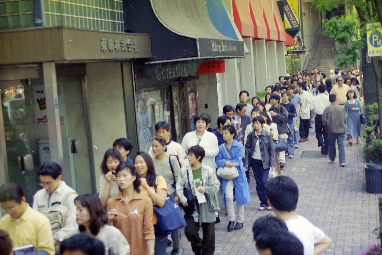 97年5月10日、映画「失楽園」が公開初日を迎え、丸の内TOEI前にできた観客の行列（東映提供）