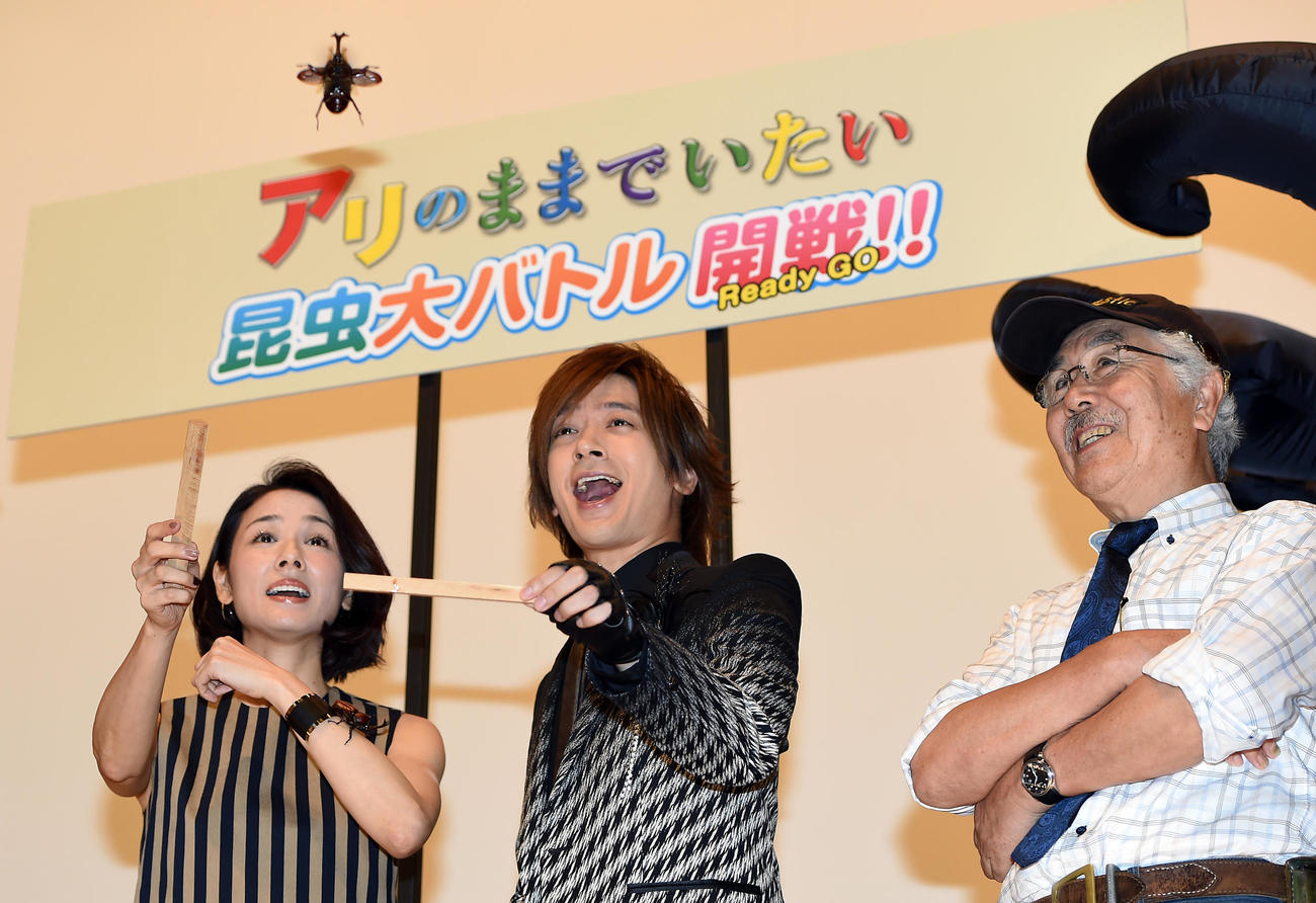 2015年7月、映画「アリのままでいたい」の初日舞台あいさつでDAIGO（中央）と吉田羊（左）は飛んで逃げるカブトムシを驚きの表情で見つめる。右は栗林慧撮影監督