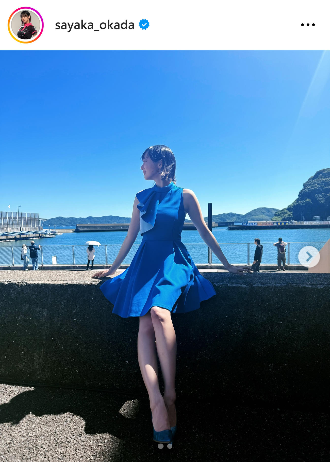 ノースリーブの青ワンピース姿（岡田紗佳のインスタグラムから）