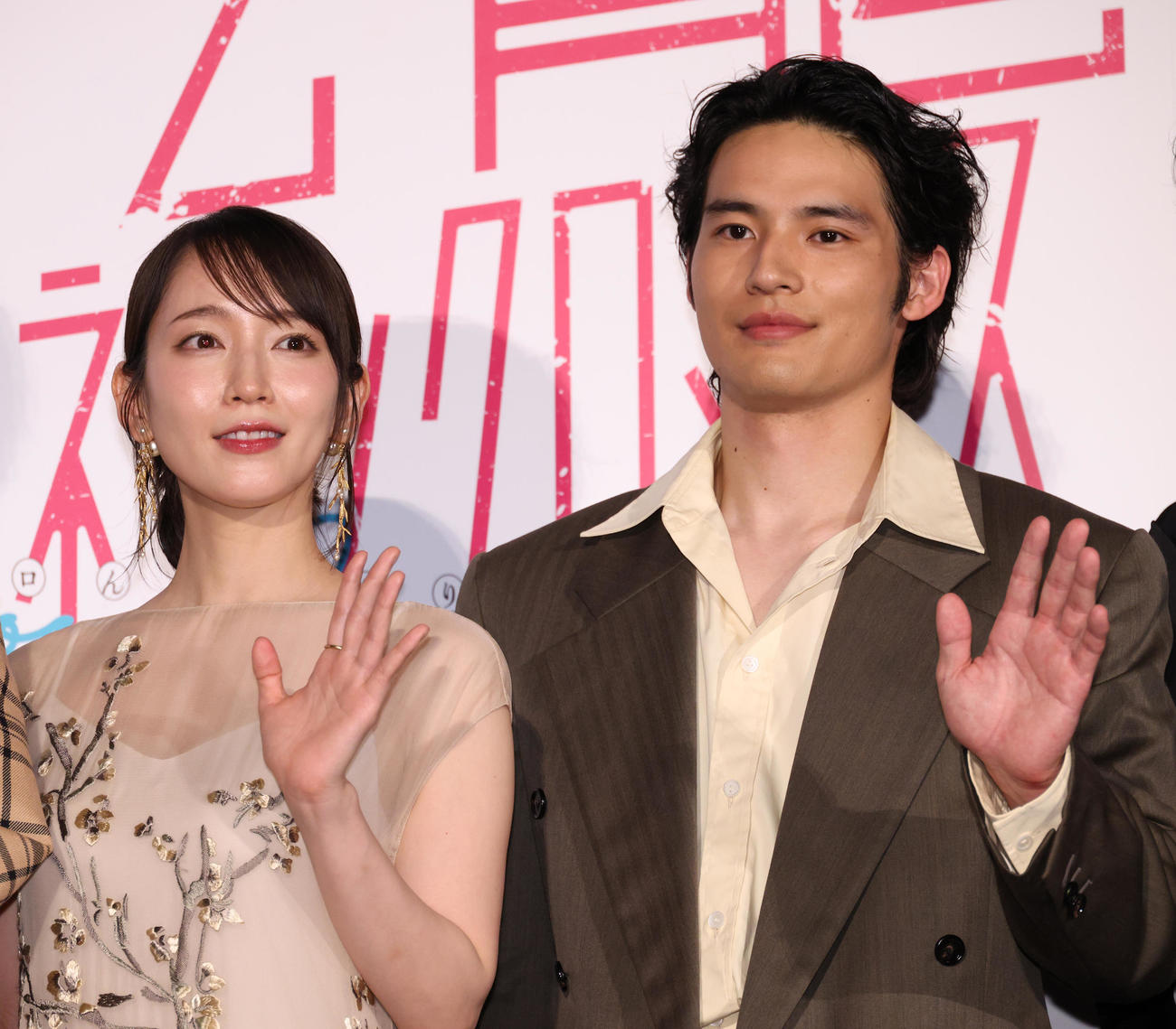 映画「九龍ジェネリックロマンス」舞台あいさつを行う吉岡里帆（左）と水上恒司（撮影・中島郁夫）