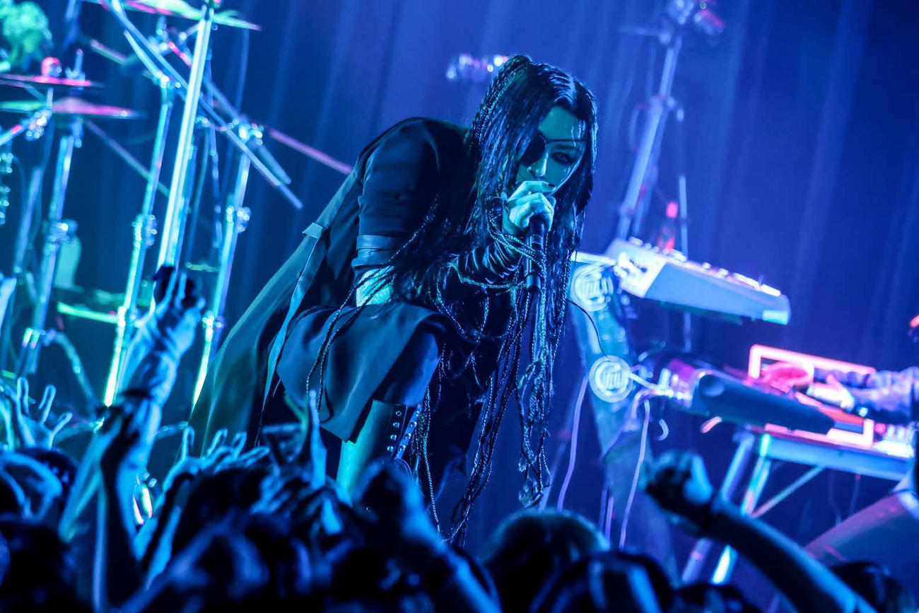 ロックユニット、machineのライブ風景。ボーカルのHAKUEI
