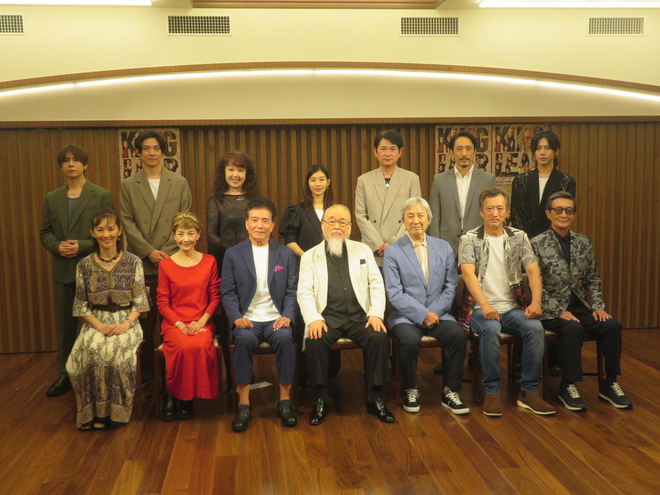 「リア王2025」制作発表会見に出席した、前列左から大沢逸美、一色采子、三浦浩一、横内正、田村亮、大鶴義丹、中丸新将、後列左から上仁樹、青木玄徳、清水よし子、敷村珠夕、湯江タケユキ、橋本禎之、阿部快征（撮影・川田和博）