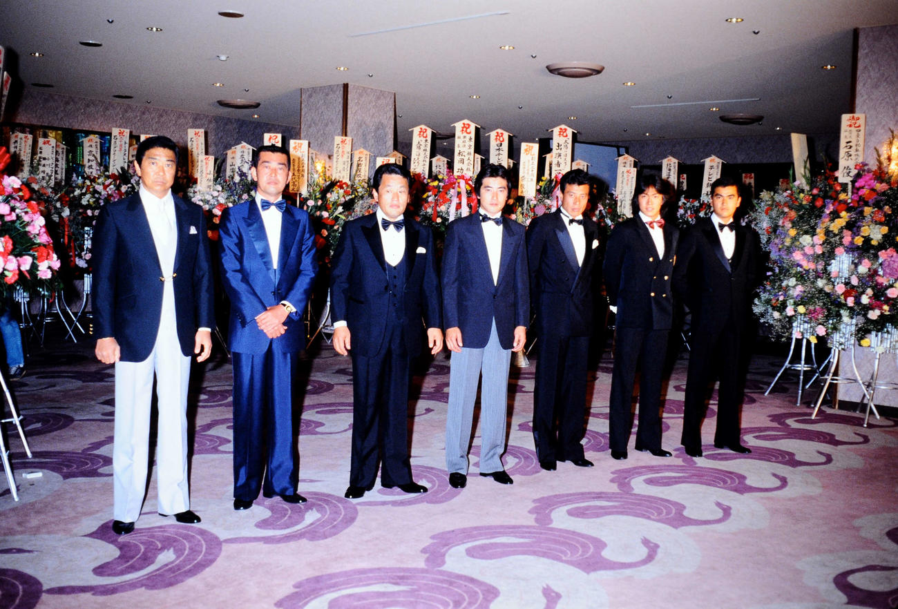 83年、石原プロモーション創立20周年パーティー。左から石原裕次郎さん、渡哲也さん、当時専務の小林正彦さん、神田正輝、舘ひろし、御木裕、石原良純
