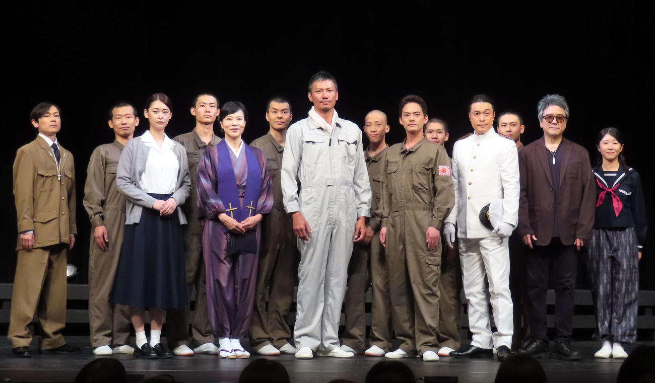 舞台「あゝ同期の桜」の公開通し稽古前に取材に応じた、前列左から柳美稀、板垣桃子、岩永洋昭、中山優馬、渋谷天笑、錦織一清
