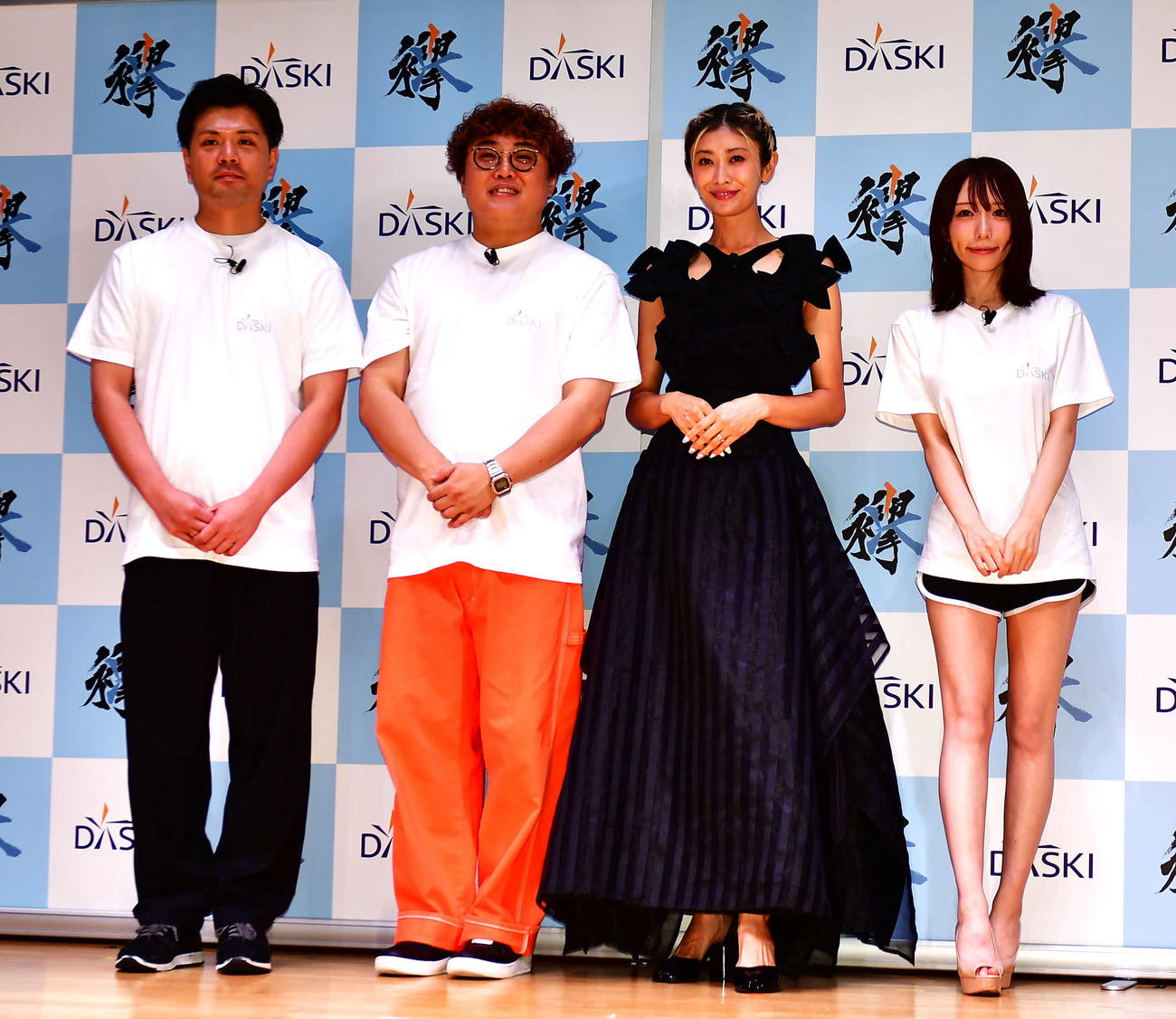 「Overtex　新商品　白狐DASKI」発表会に出席した、左からマユリカの阪本、中谷、山田優、清水あいり（撮影・松尾幸之介）