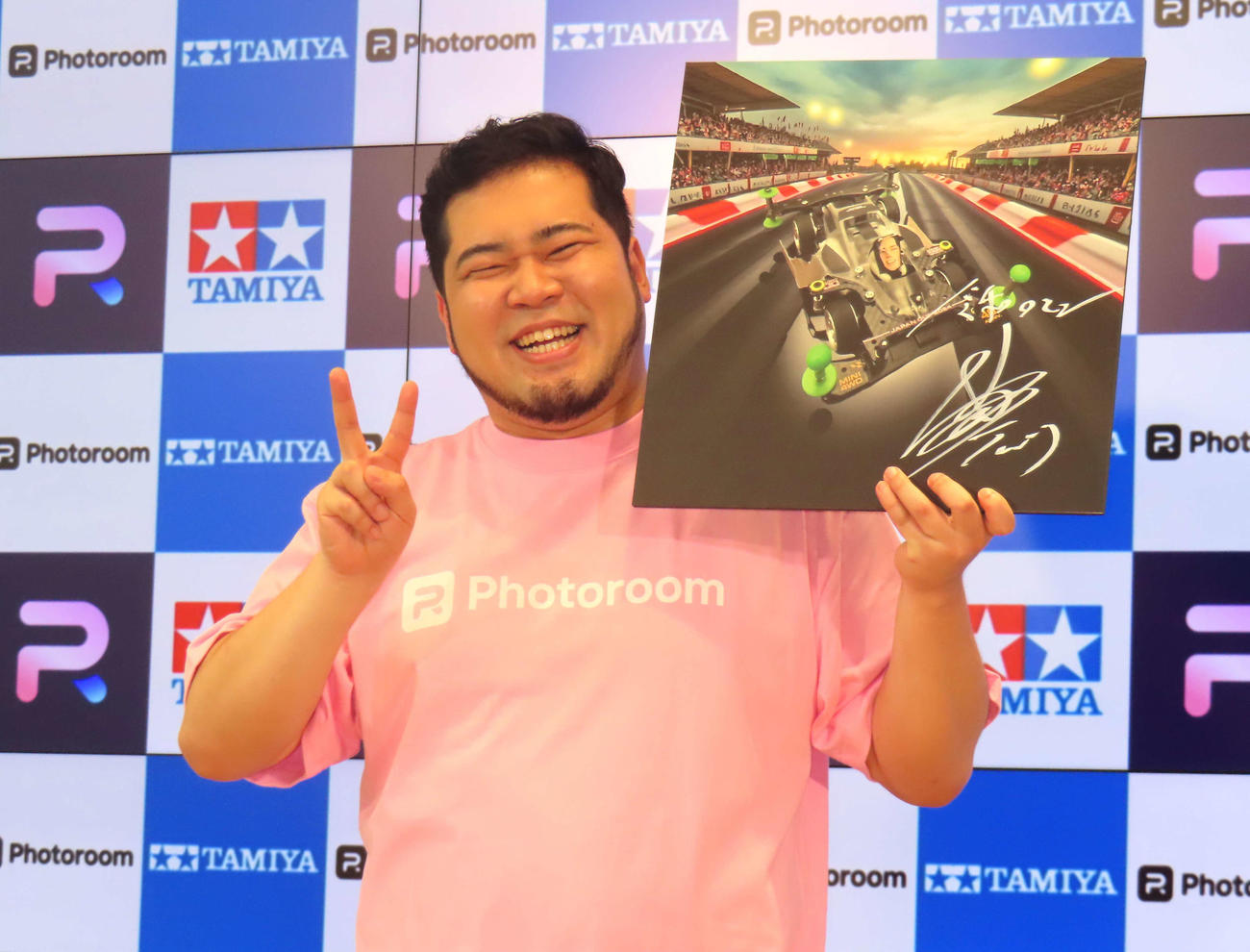 「Photoroomで魅せるタミヤの世界」表彰イベントに登壇した令和ロマン松井ケムリ