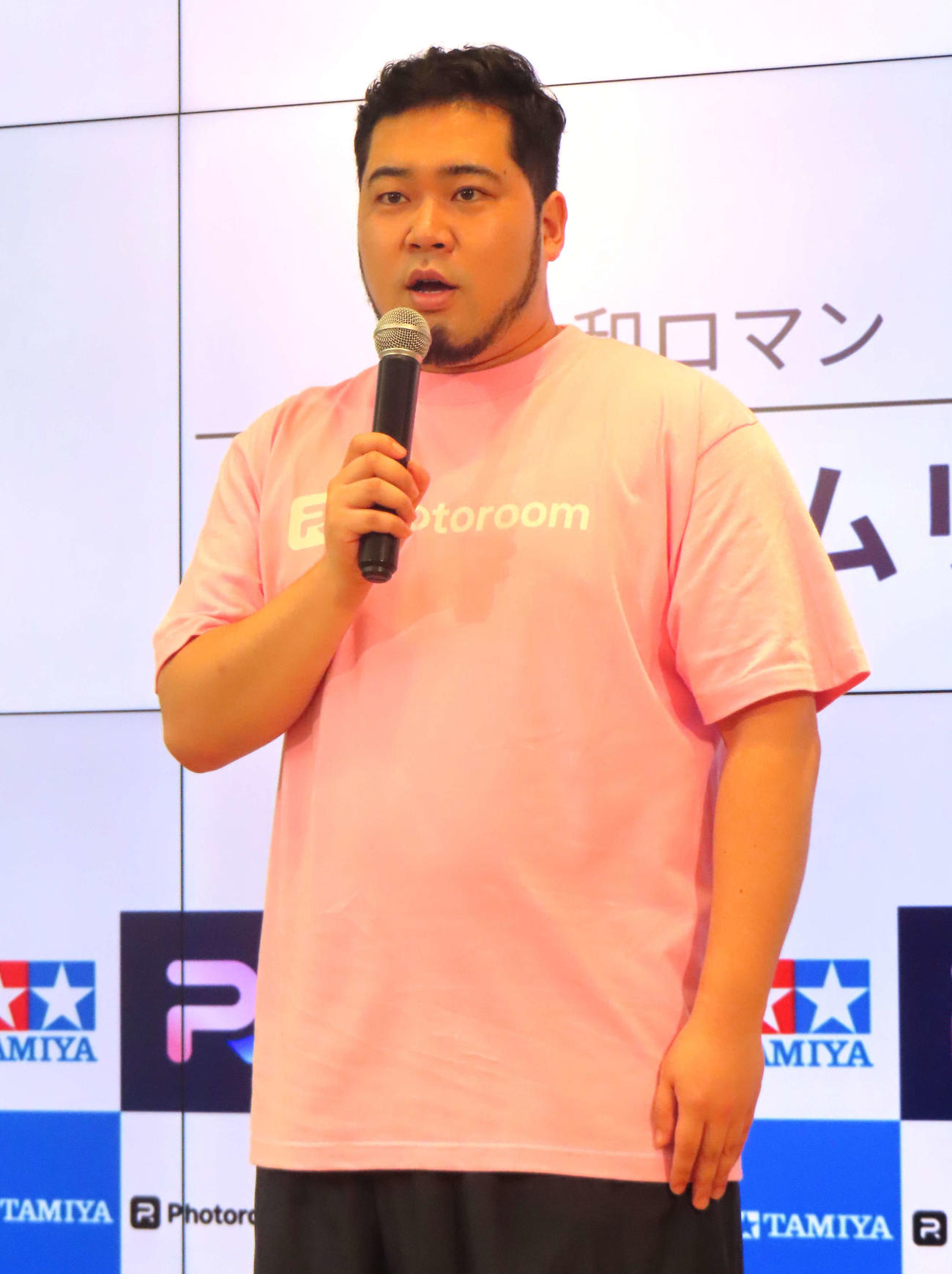 「Photoroomで魅せるタミヤの世界」表彰イベントに登壇した令和ロマン松井ケムリ