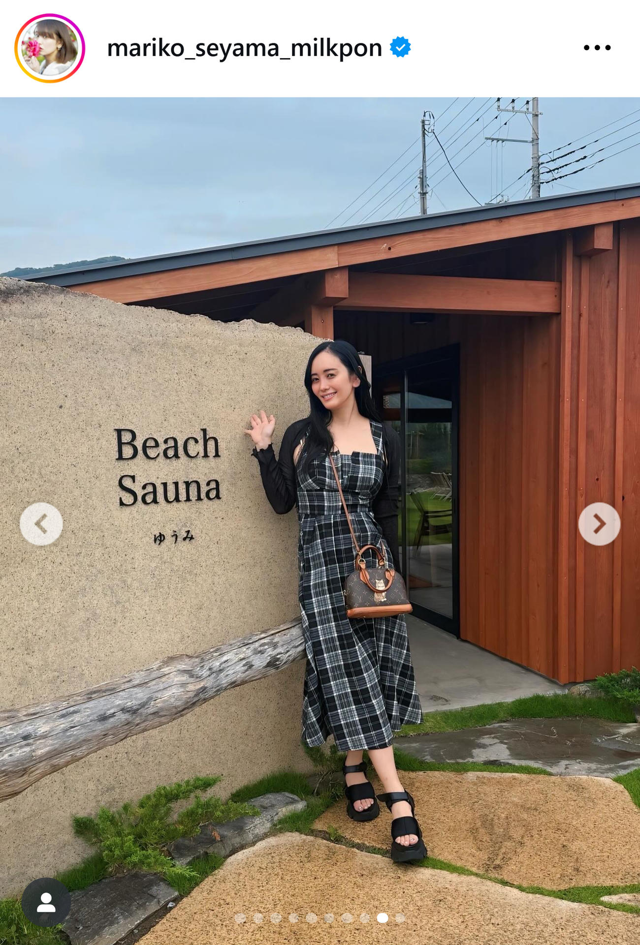 水着姿でサウナを楽しむ脊山麻理子（脊山麻理子のインスタグラムから）