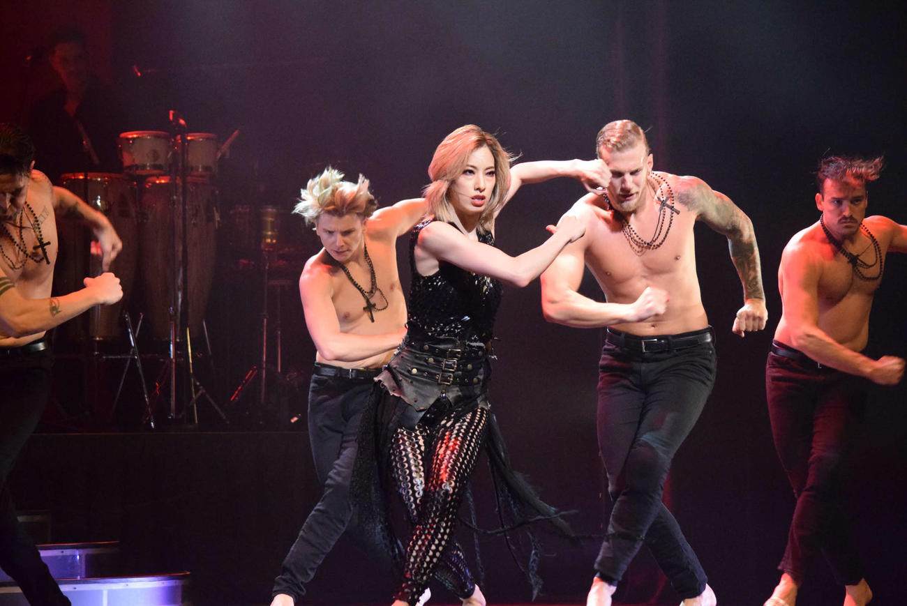 「バーン・ザ・フロア」の公開ゲネプロでダンサーを引き連れて激しく踊る柚香光（撮影・阪口孝志）