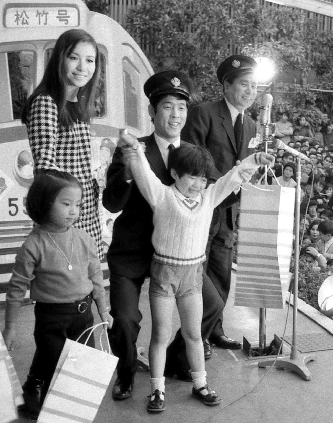 69年12月、後列右からコント55号の坂上二郎さん、萩本欽一、奈美悦子、前列中央は皆川おさむ