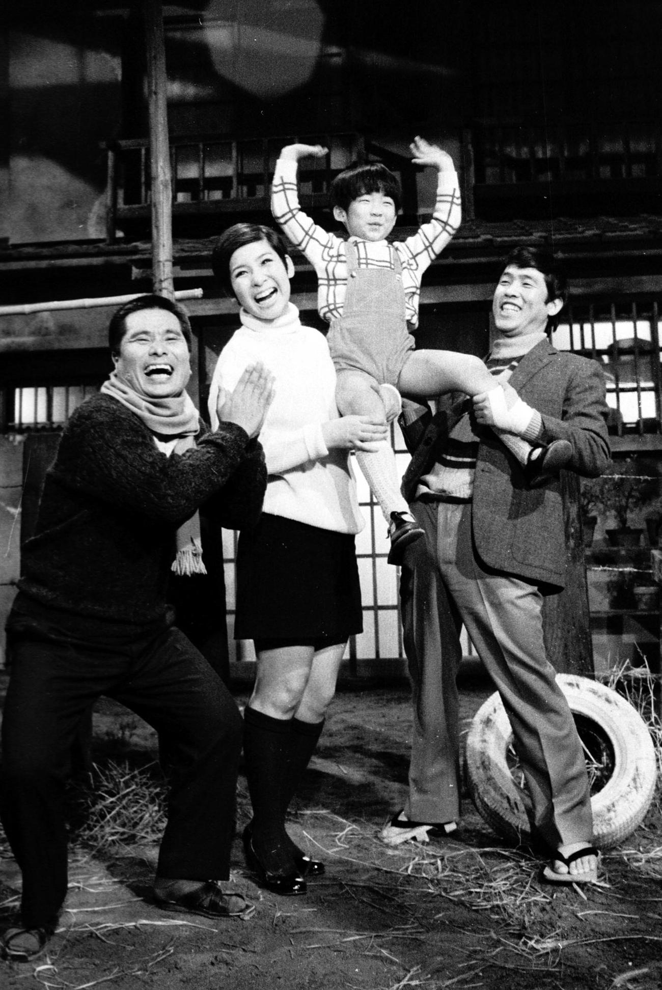 1969年11月15日、映画初出演が決まり、コント55号、今陽子らと喜ぶ皆川おさむさん（右から2番目）