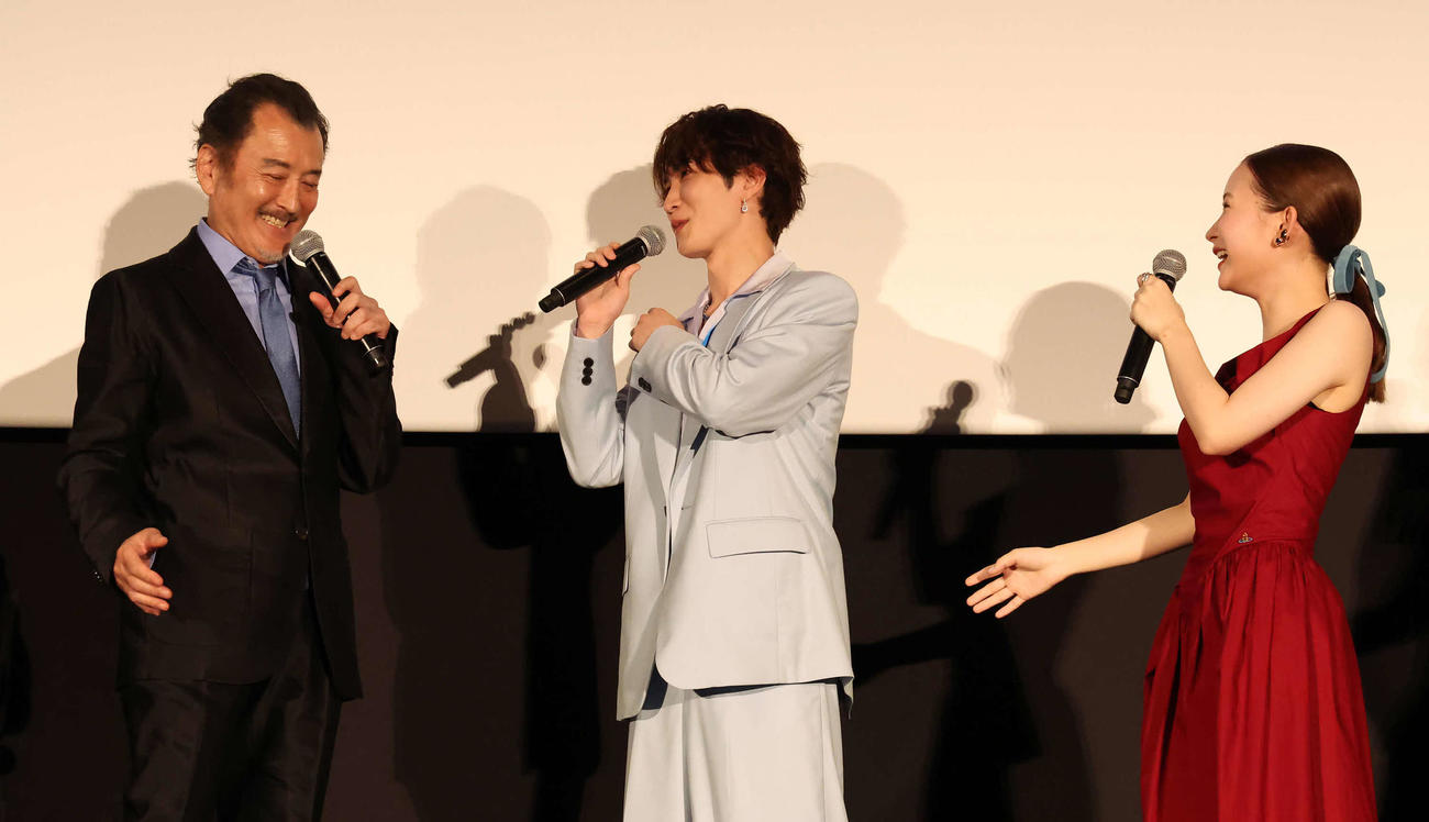 トークで盛り上がる、左から吉田鋼太郎、渡辺翔太、畑芽育（撮影・丹羽敏通）