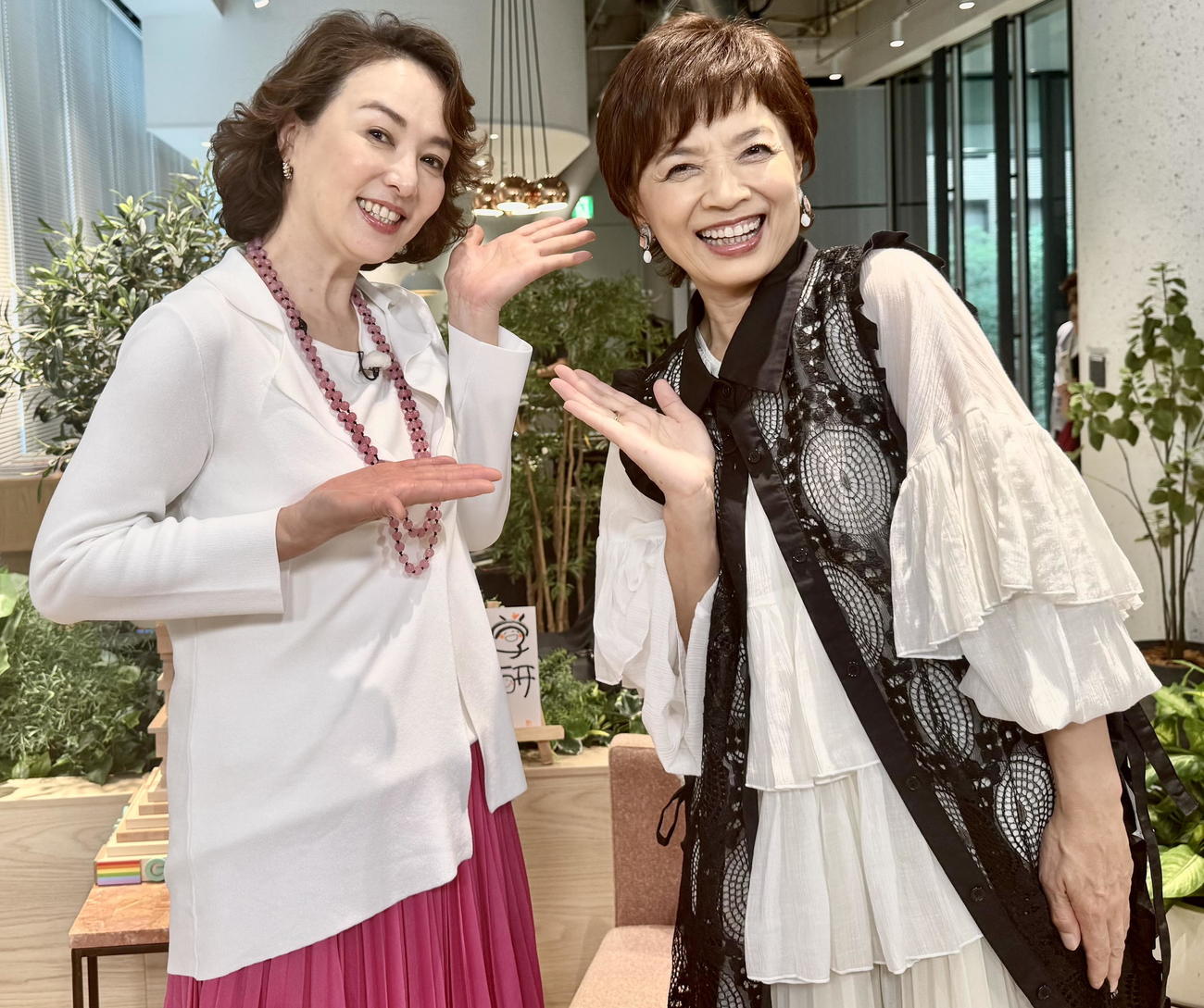 学研TV「人生100年！大人カフェ」で共演した河野景子（左）と榊原郁恵