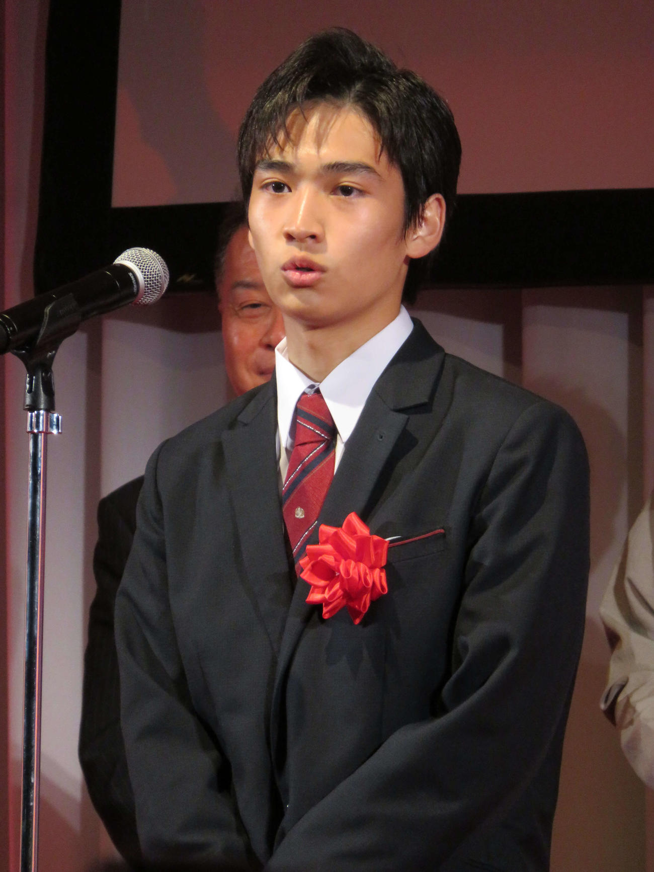 第41回ATP賞テレビグランプリ受賞式でドラマ部門最優秀賞のスピーチに立つ及川桃利