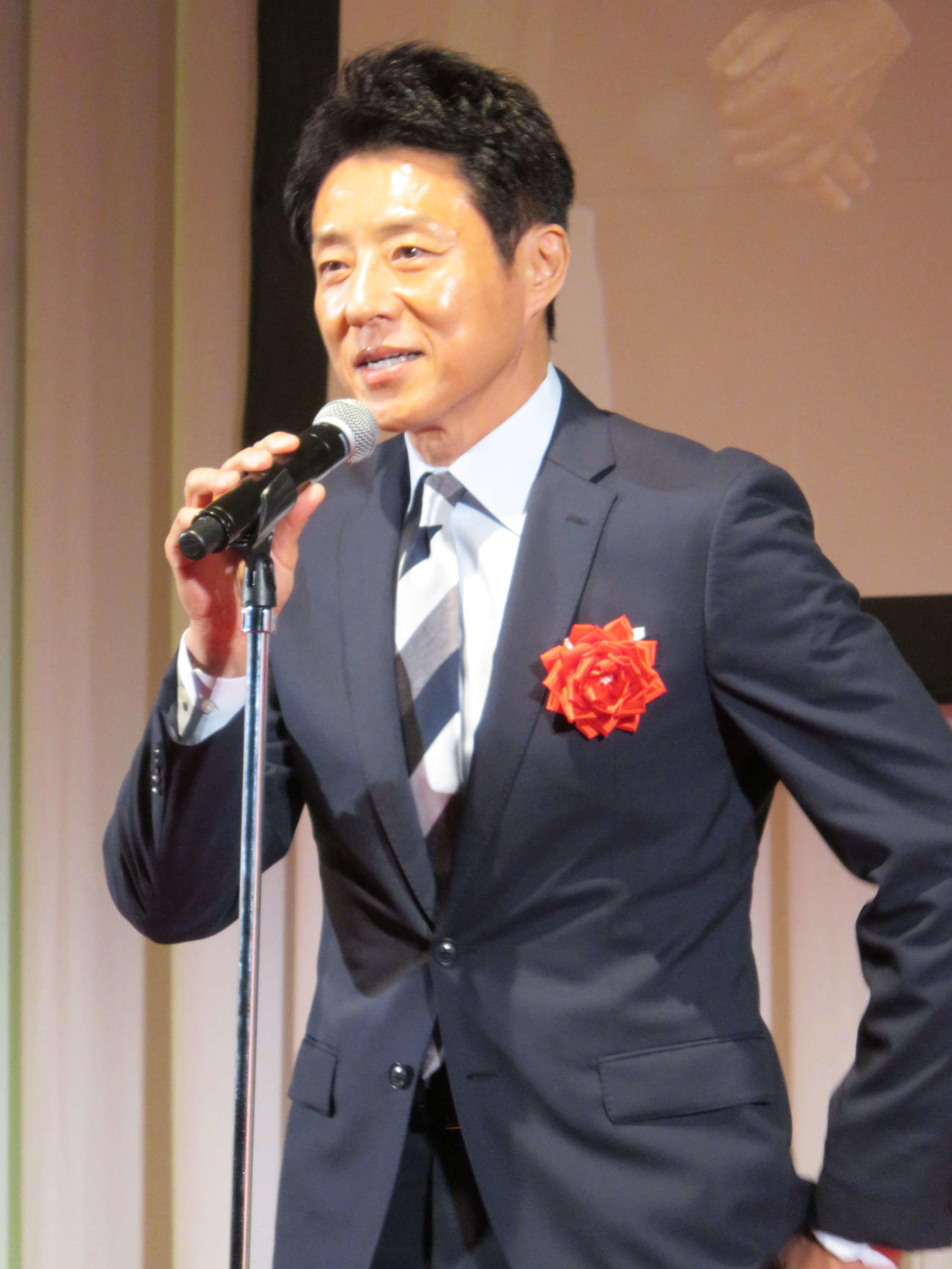 第41回ATP賞テレビグランプリ受賞式で特別賞のスピーチに立つ松岡修造