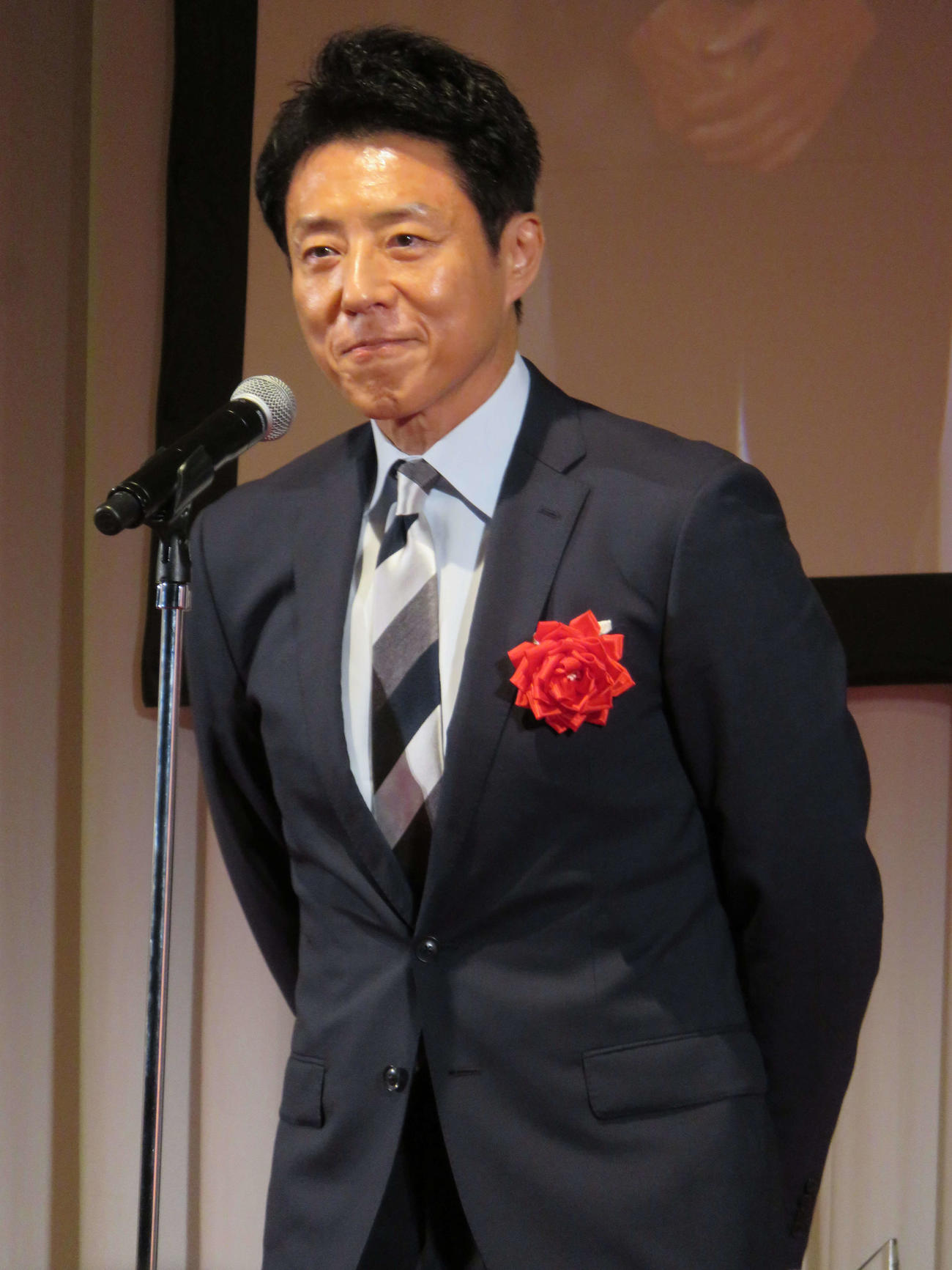 第41回ATP賞テレビグランプリ受賞式で特別賞のスピーチに立つ松岡修造