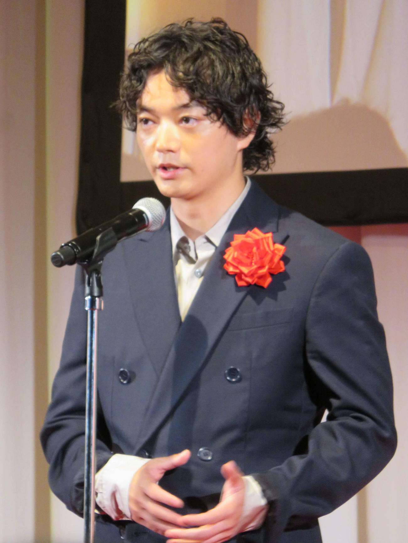 第41回ATP賞テレビグランプリ受賞式で特別賞のスピーチに立つ染谷将太