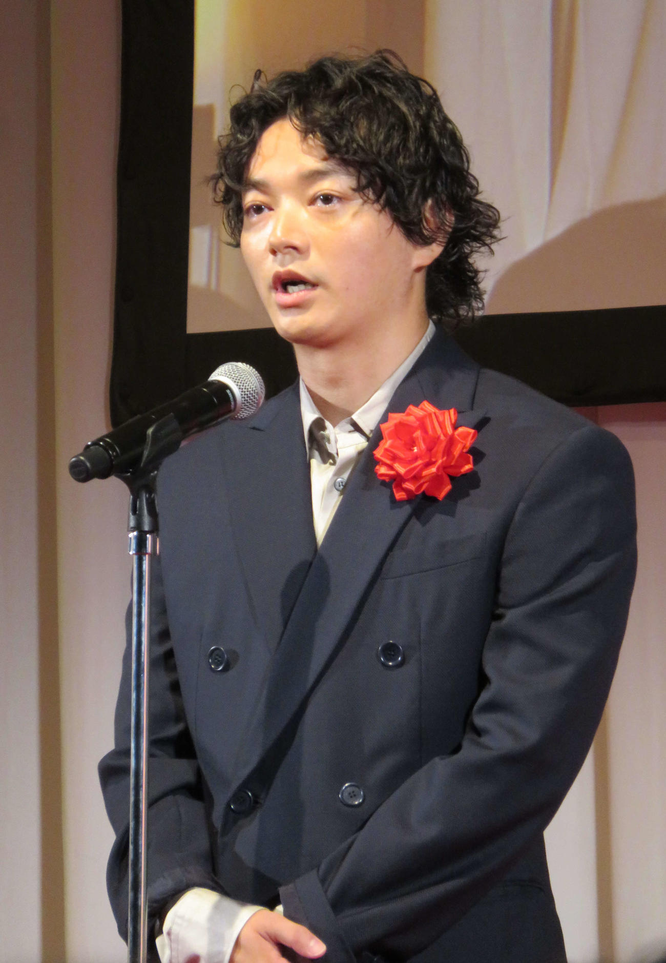 第41回ATP賞テレビグランプリ受賞式で特別賞のスピーチに立つ染谷将太