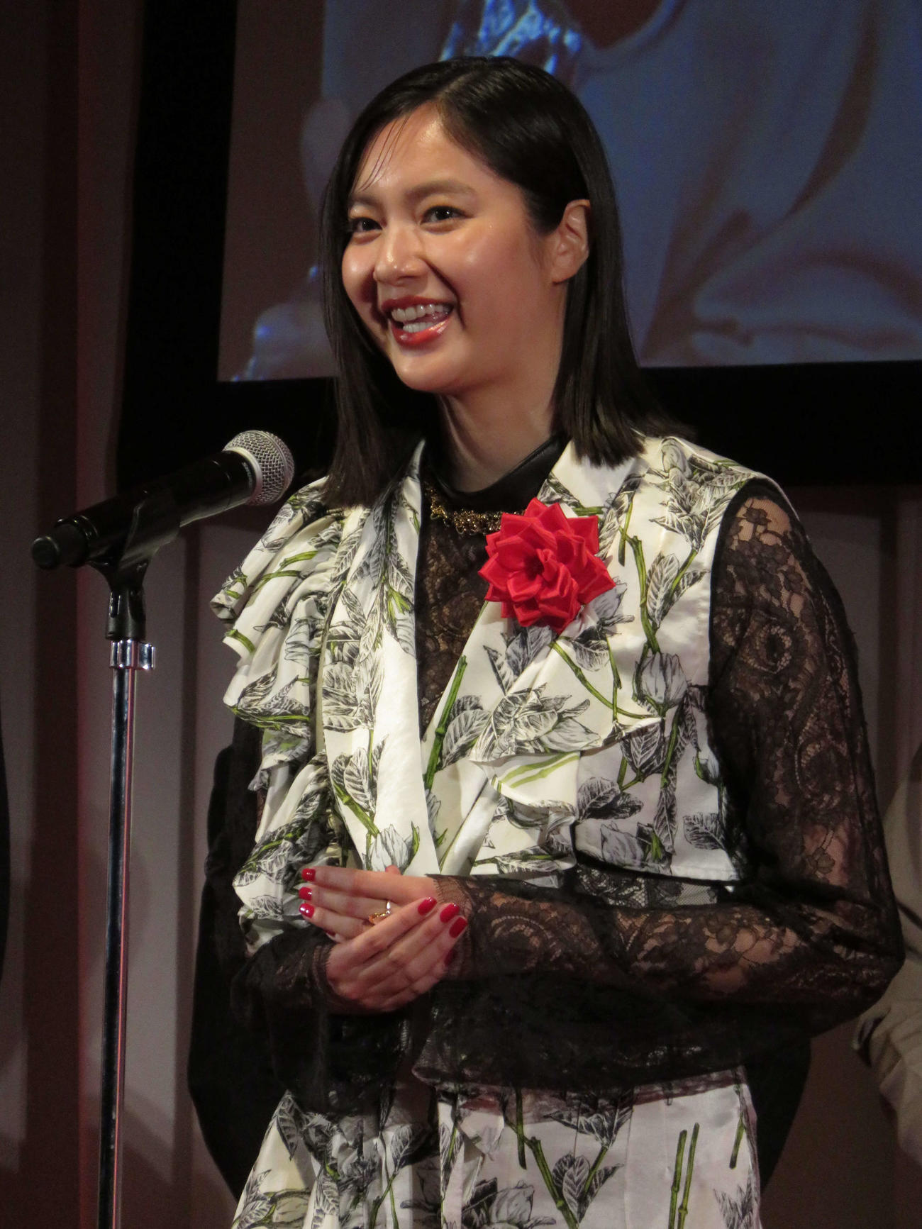 第41回ATP賞テレビグランプリ受賞式でドラマ部門最優秀賞のスピーチに立つ新川優愛