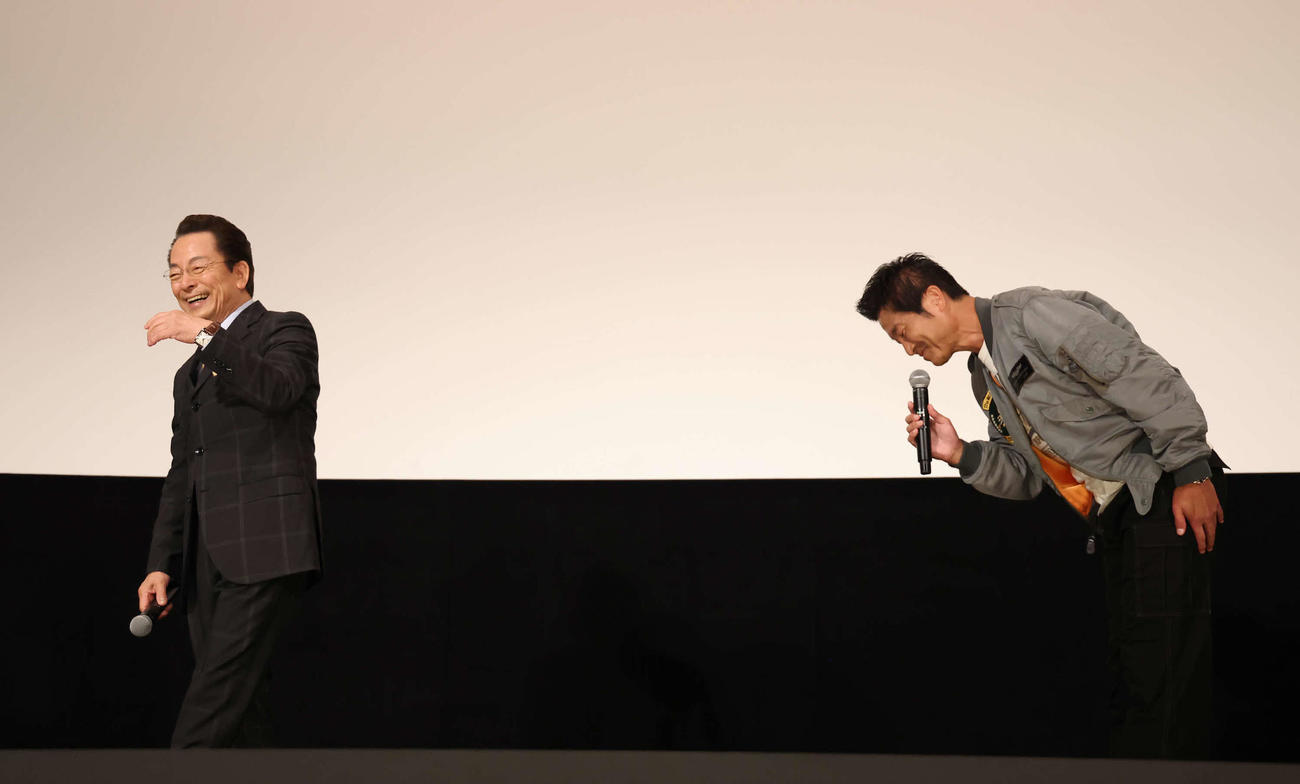「豊さんのものまねをして、この世界に入れました。ありがとうございます！」と、頭を下げる寺脇康文（撮影・丹羽敏通）