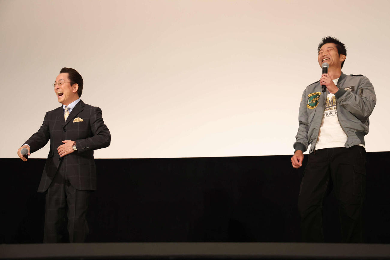 トークで会場を沸かせた水谷豊と寺脇康文（撮影・丹羽敏通）