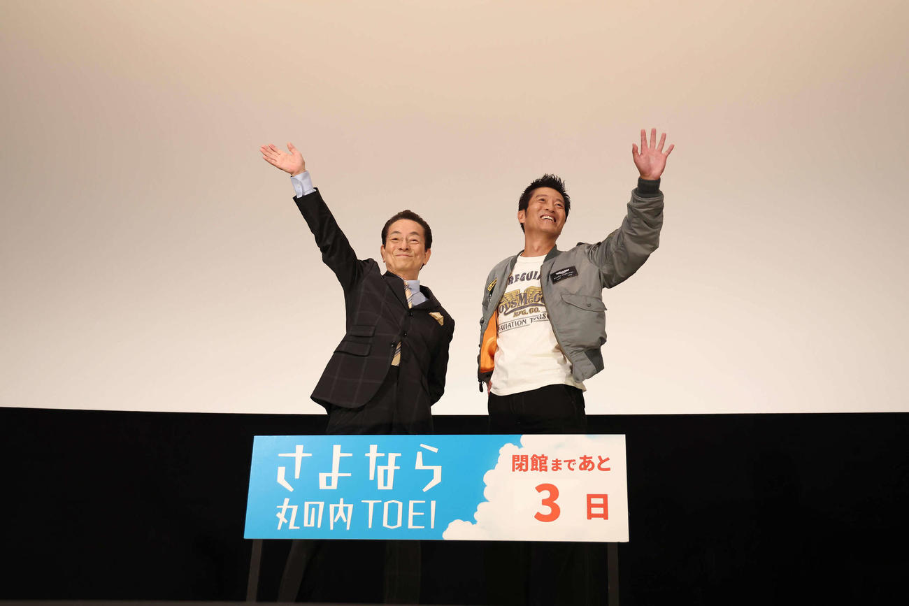 観客席の相棒ファンに手を振って応えるの水谷豊と寺脇康文（撮影・丹羽敏通）