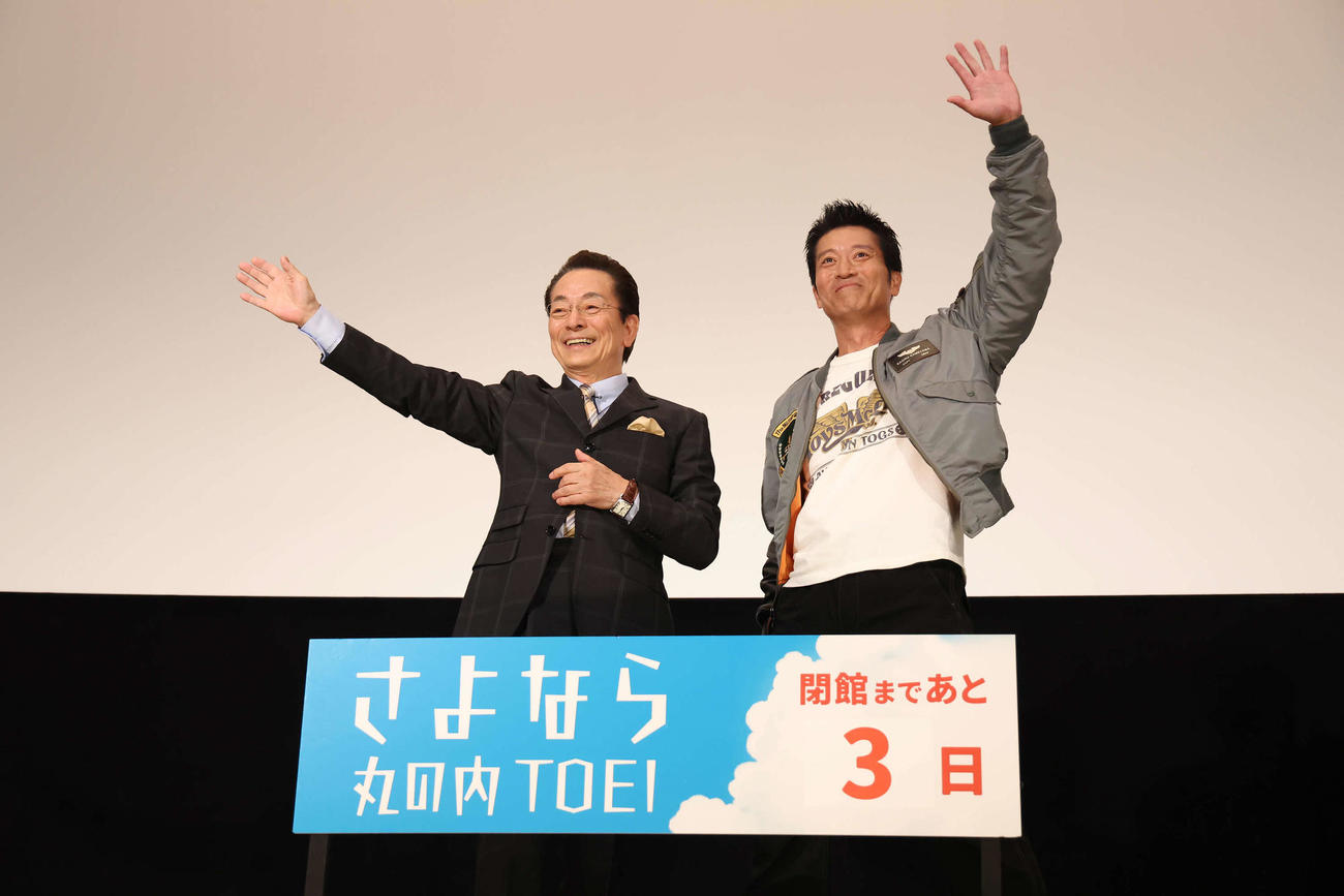 観客席の相棒ファンに手を振って応えるの水谷豊と寺脇康文（撮影・丹羽敏通）