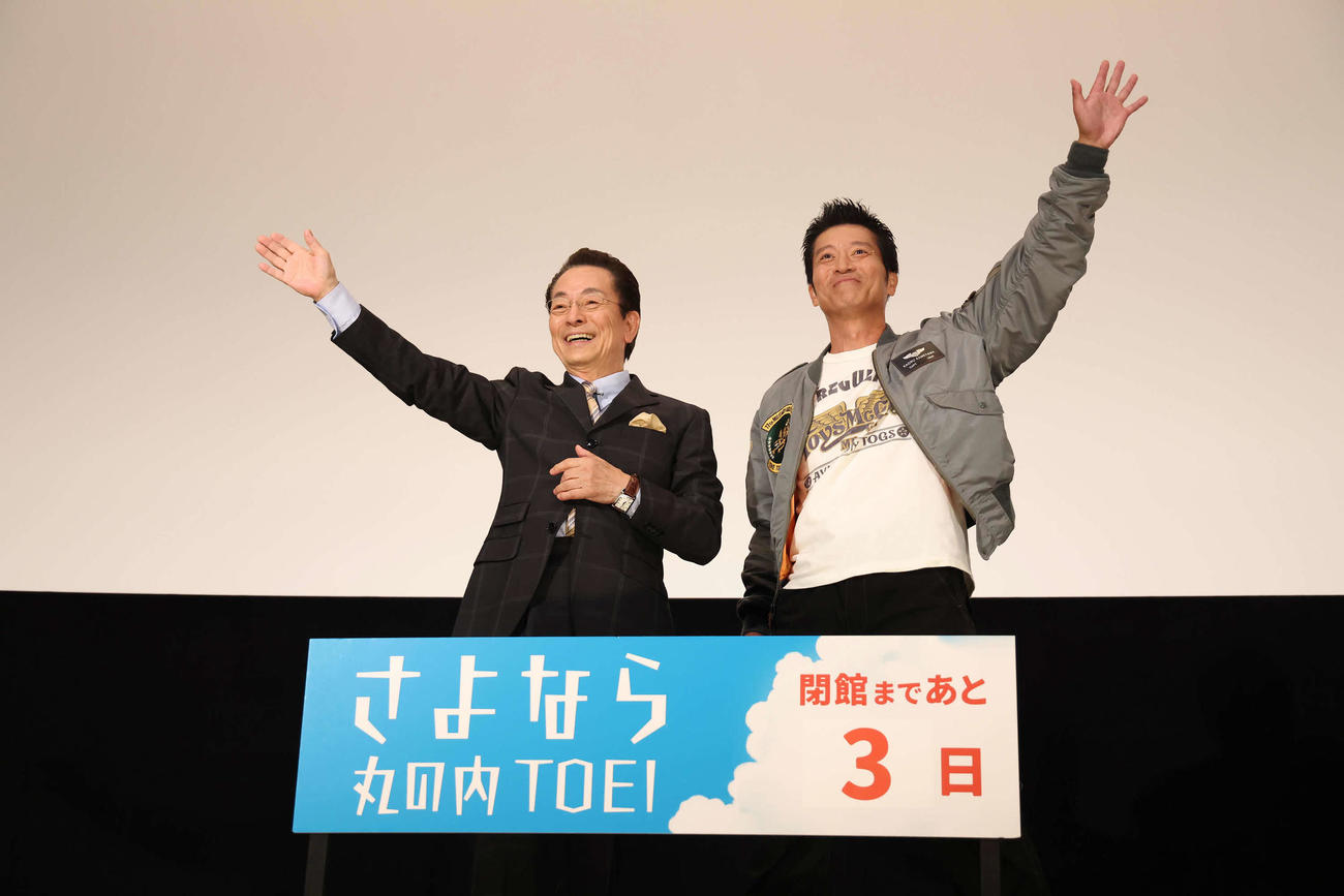 観客席の相棒ファンに手を振って応えるの水谷豊と寺脇康文（撮影・丹羽敏通）