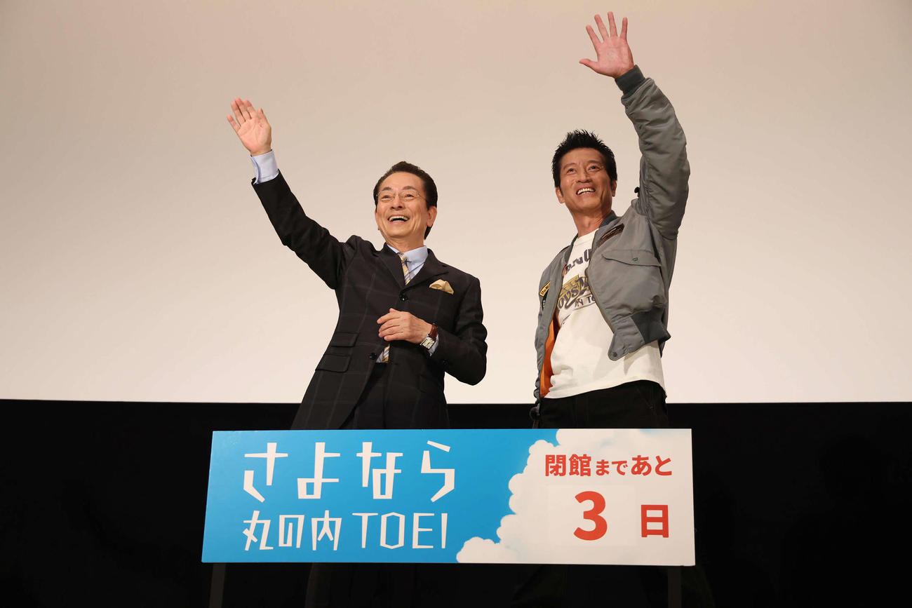 観客席の相棒ファンに手を振って応えるの水谷豊と寺脇康文（撮影・丹羽敏通）