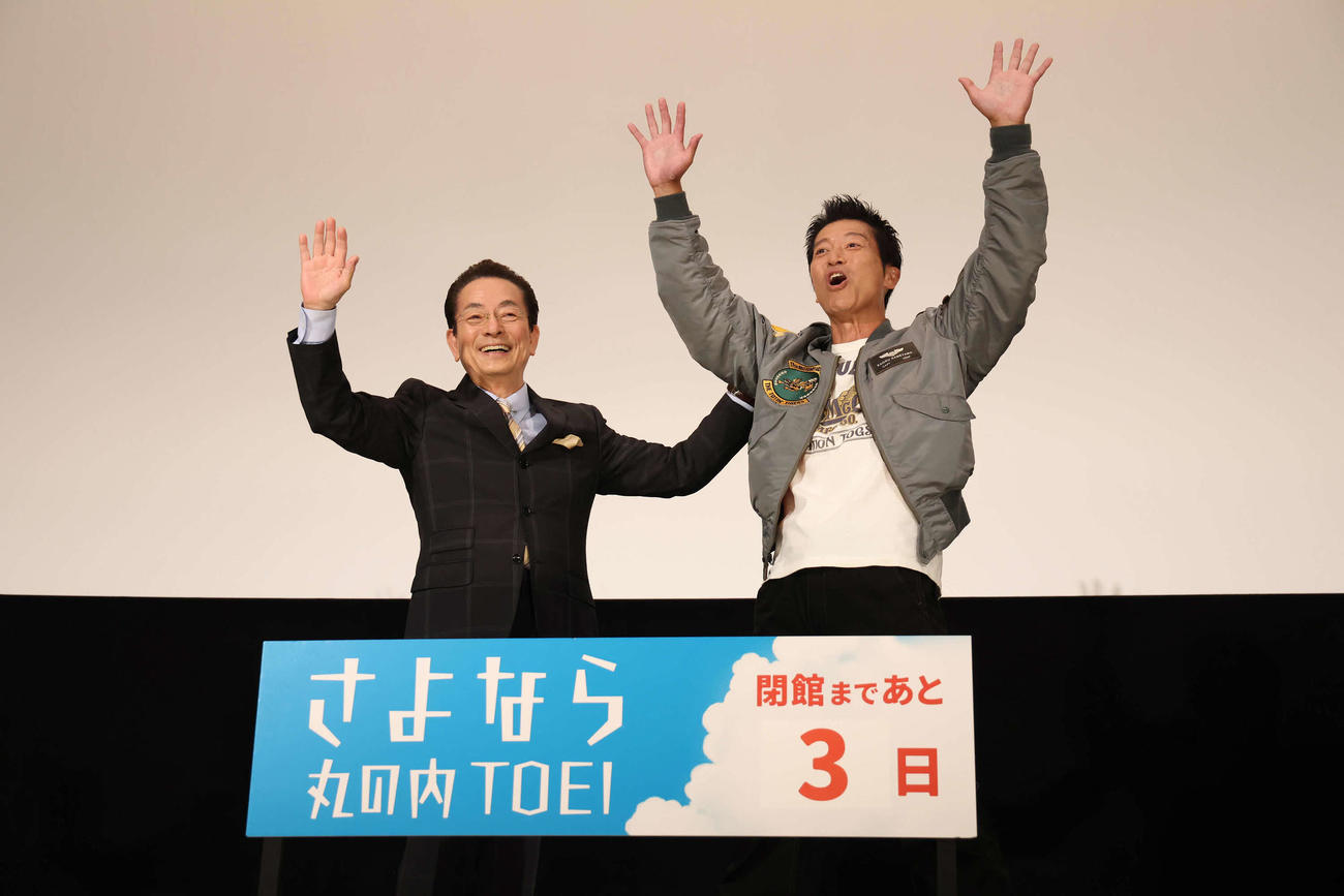 観客席の相棒ファンに手を振って応えるの水谷豊と寺脇康文（撮影・丹羽敏通）