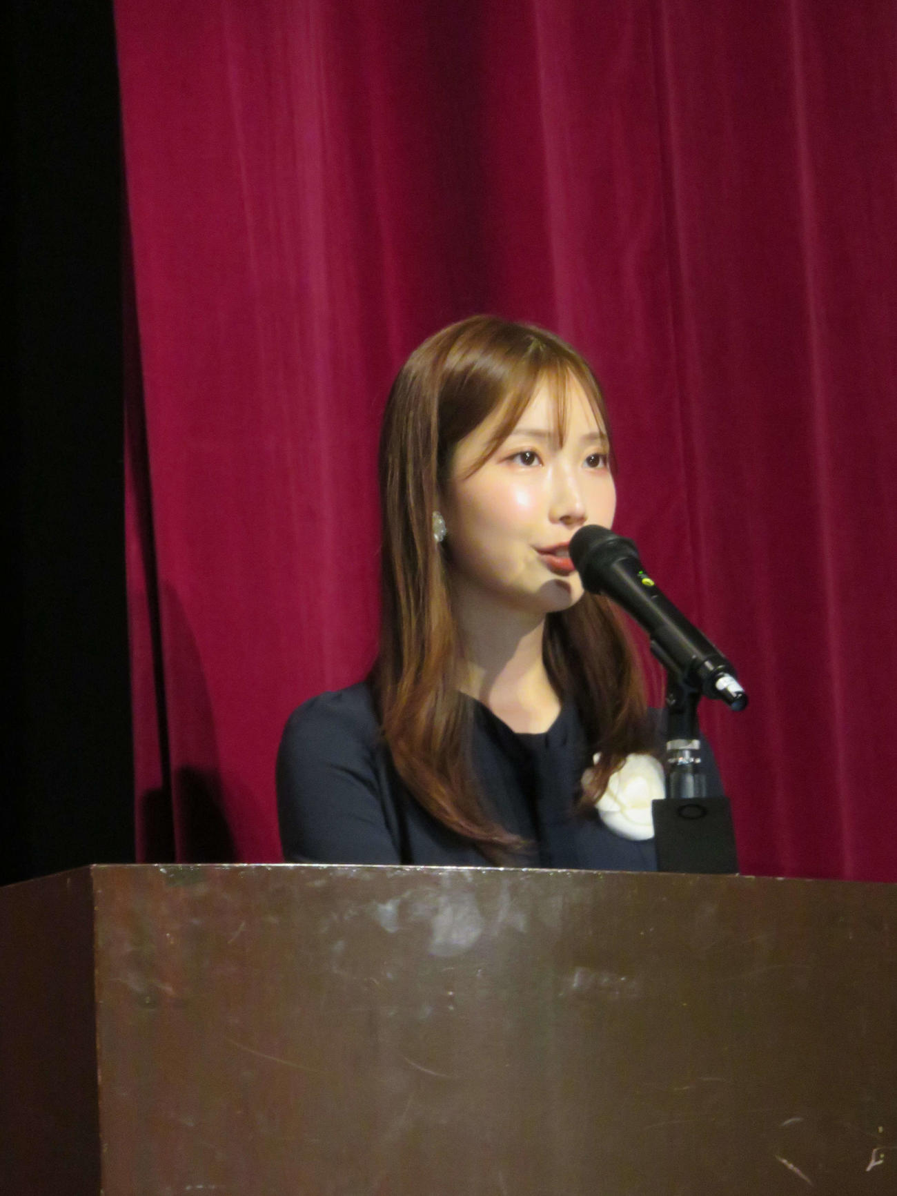 ドキュメンタリー映画「六つの顔」の完成披露試写会のMCを務めたTBS野村彩也子アナウンサー