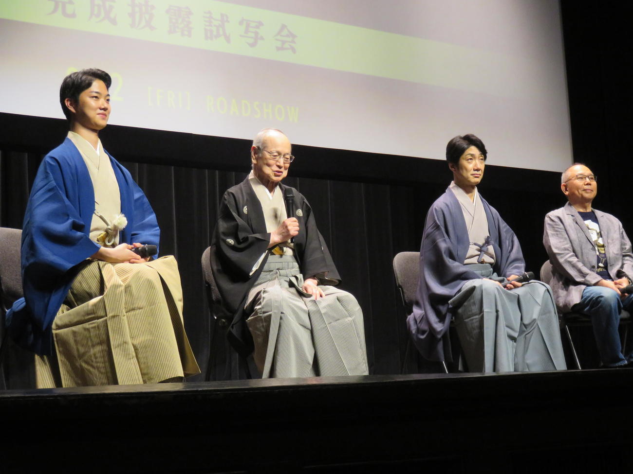 ドキュメンタリー映画「六つの顔」の完成披露試写会に登壇した、左から野村裕基、野村万作、野村萬斎、犬童一心監督