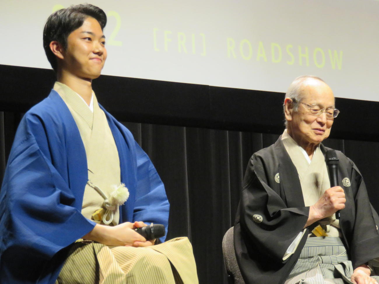 ドキュメンタリー映画「六つの顔」の完成披露試写会に登壇した野村万作（右）と野村裕基