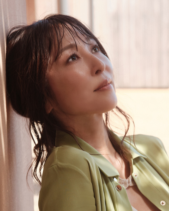 27年ぶりの写真集「AROUND」を発売するかとうれいこ（C）三宮幹史／講談社