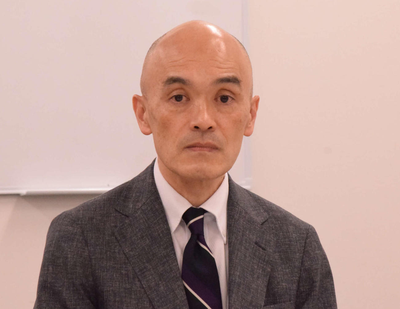 報道陣との取材会に出席した村上浩爾宝塚歌劇団社長（撮影・阪口孝志）