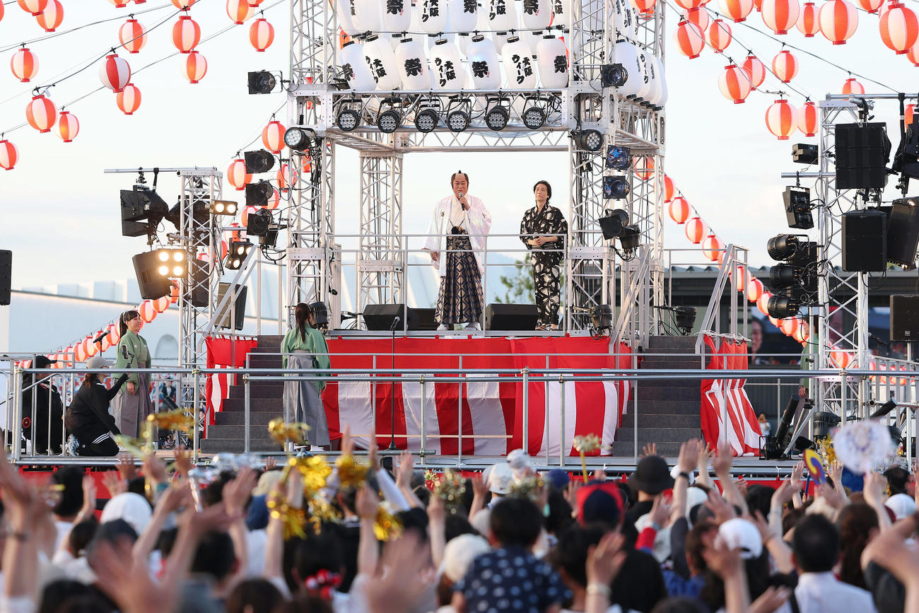 「大阪ウィーク～夏～」のオープニングイベントに登場する松平健（中央）（撮影・前田充）