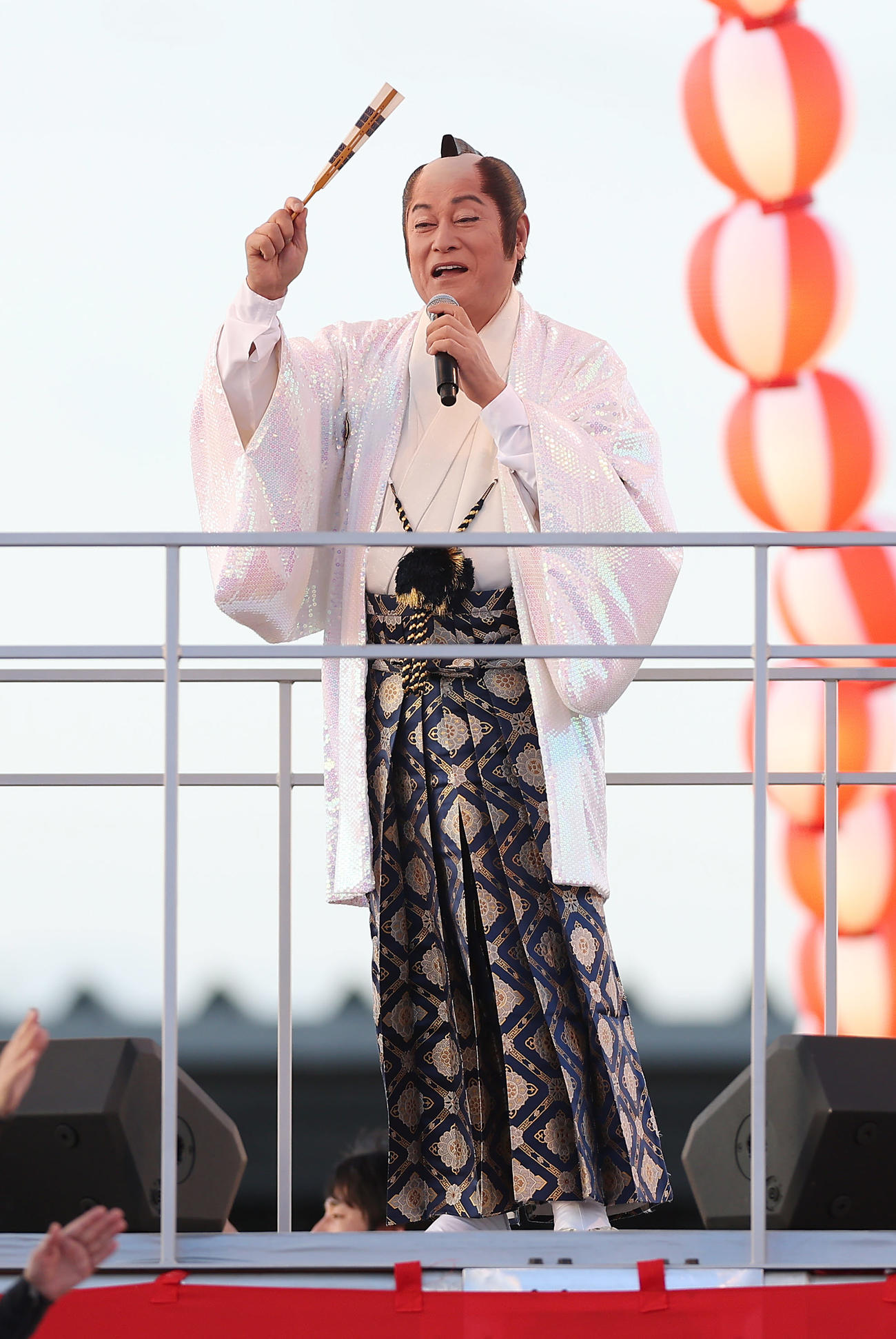 「大阪ウィーク～夏～」のオープニングイベントで「暴れん坊将軍」を歌う松平健（撮影・前田充）