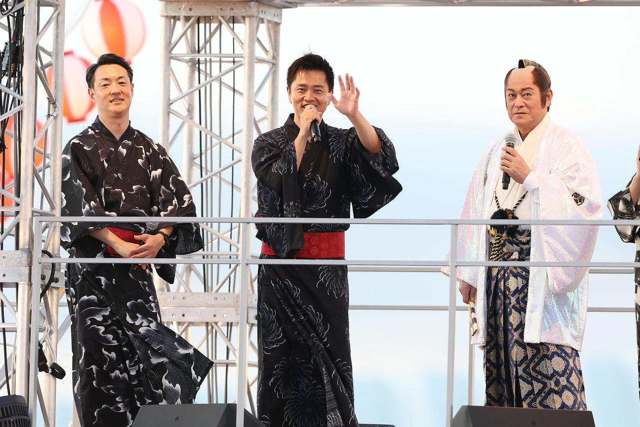 「大阪ウィーク～夏～」のオープニングイベントに登場した松平健。中央は吉村大阪府知事、左は横山大阪市長（撮影・前田充）