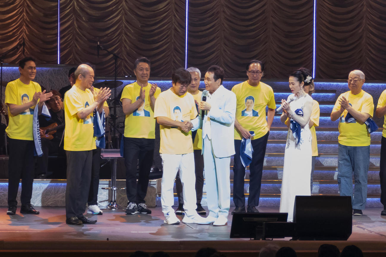 14日ぶりに明治座公演のステージに復帰した五木ひろし（中央）は、休演中に代役を務めた太川陽介（同左）に声をかける。右から2人目は坂本冬美