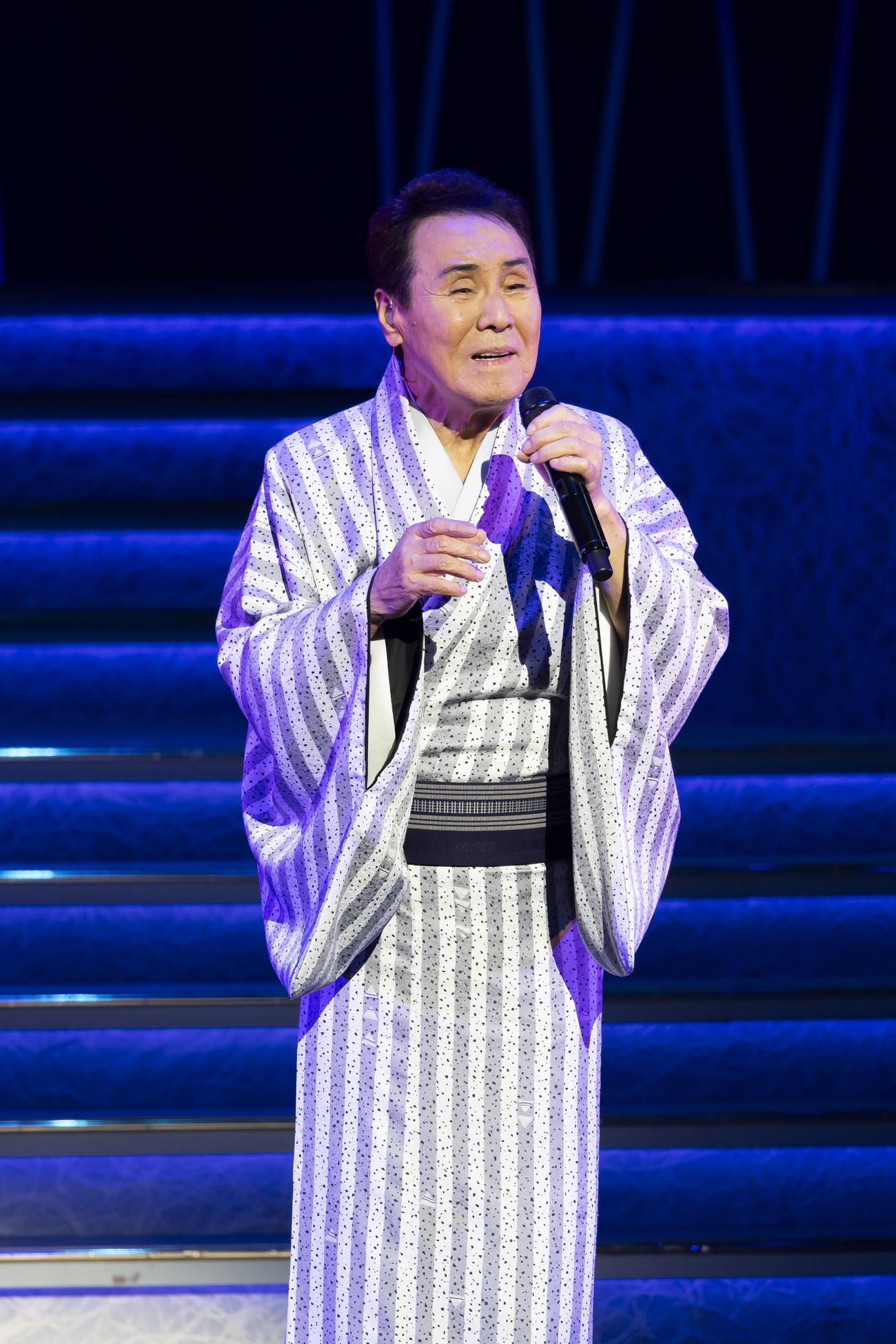 14日ぶりに明治座公演のステージに復帰し、第2部「スペシャルショー」で歌唱する五木ひろし