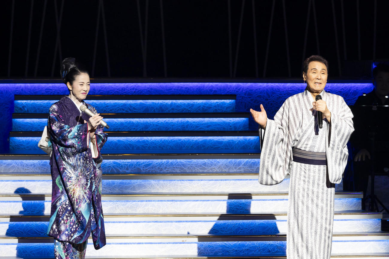14日ぶりに明治座公演のステージに復帰し、第2部「スペシャルショー」で歌唱する五木ひろし。左は坂本冬美