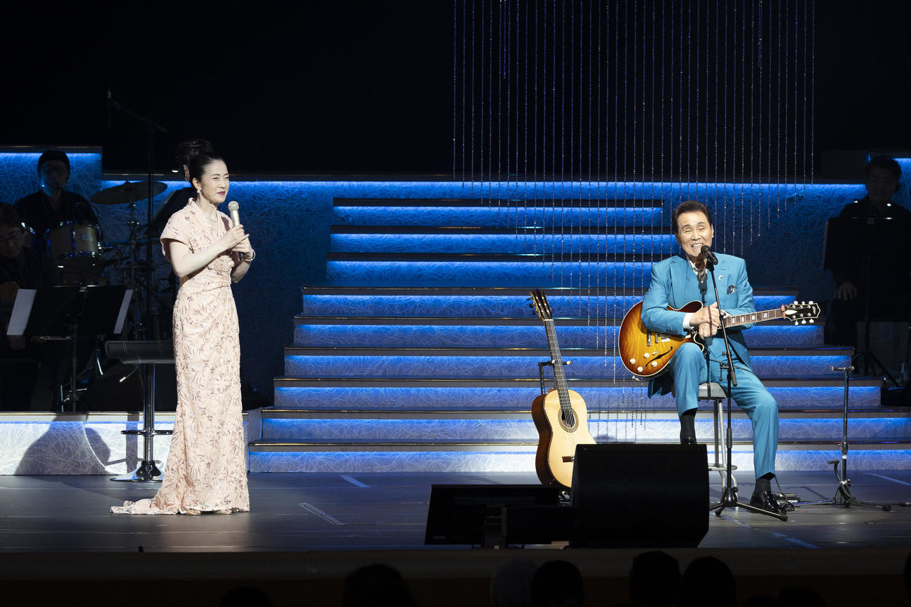 14日ぶりに明治座公演のステージに復帰し、第2部「スペシャルショー」で歌唱する五木ひろし。左は坂本冬美