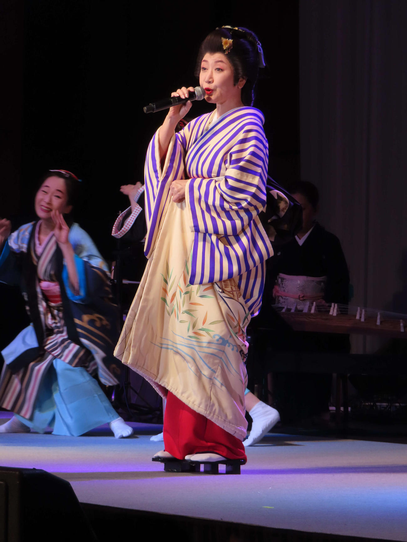 「第二回　和心祭～和気愛愛～」で熱唱する伍代夏子