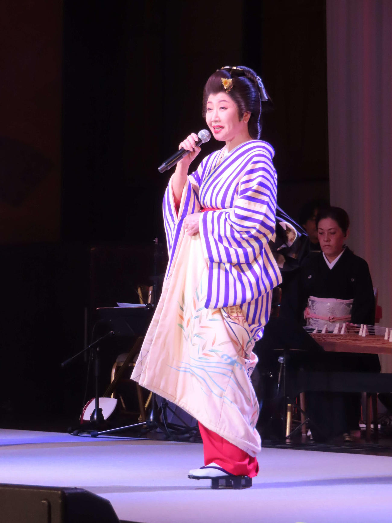 「第二回　和心祭～和気愛愛～」で熱唱する伍代夏子
