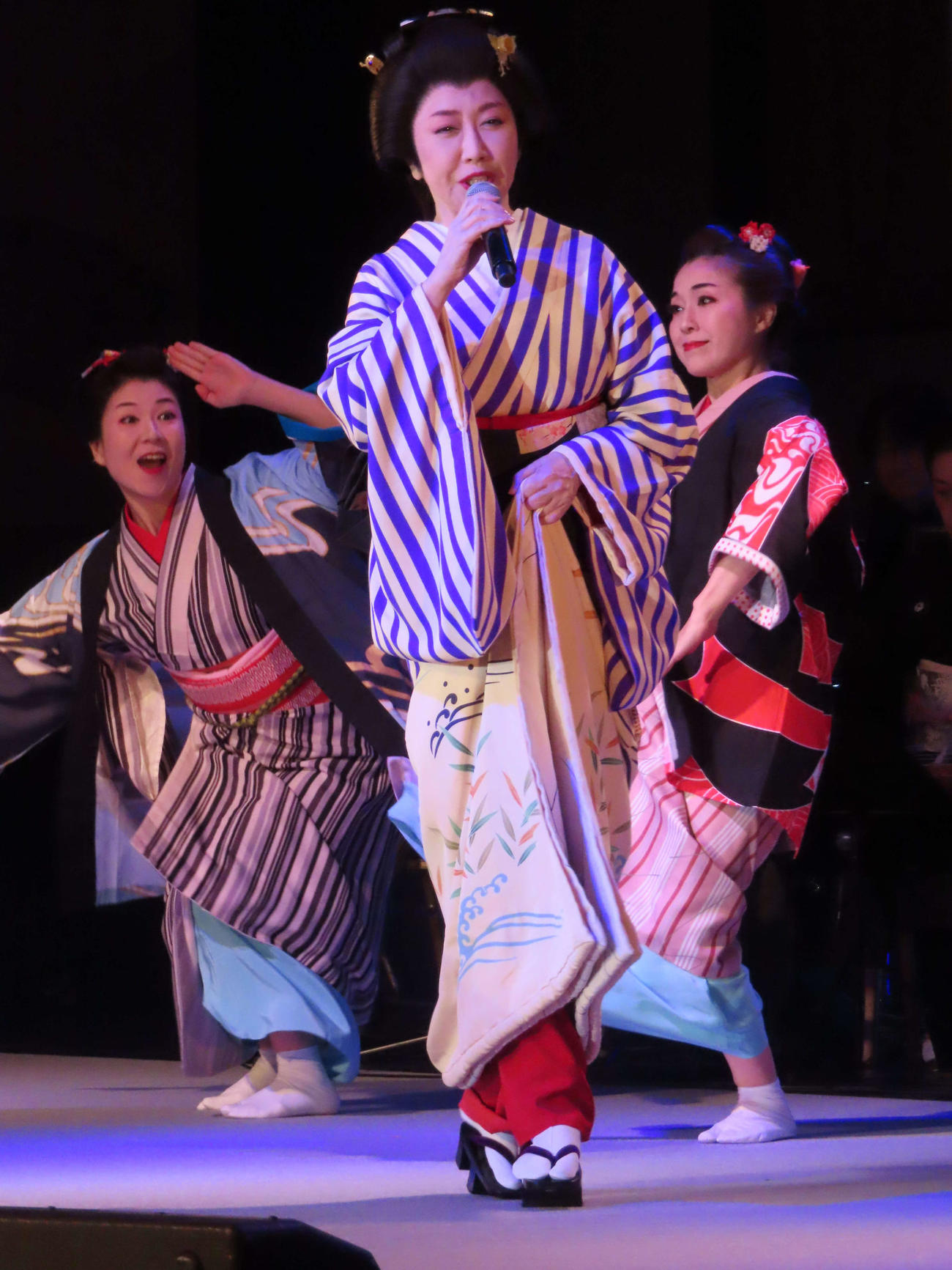 「第二回　和心祭～和気愛愛～」で熱唱する伍代夏子